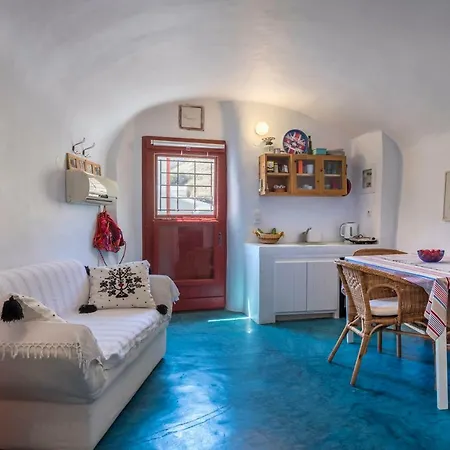 Traditional Farmers Caves Apartment Emporio (Santorini)