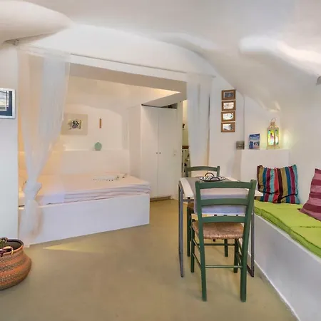 Traditional Farmers Caves Apartment Emporio (Santorini)